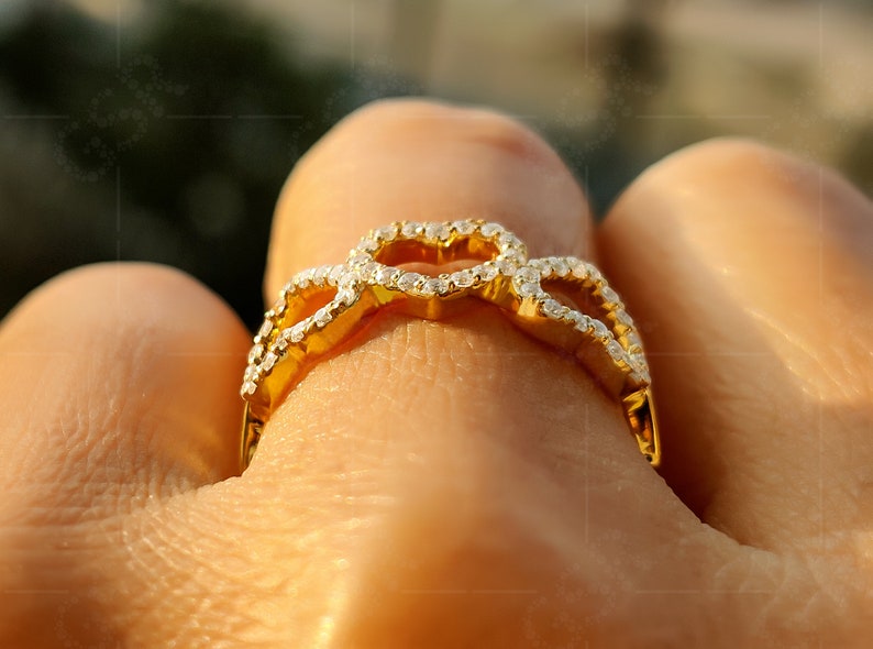 0.11 CT Round Heart Shank CVD E/VS1 Diamond Wedding Band