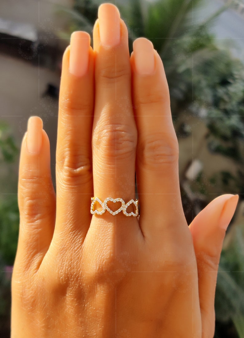 0.11 CT Round Heart Shank CVD E/VS1 Diamond Wedding Band